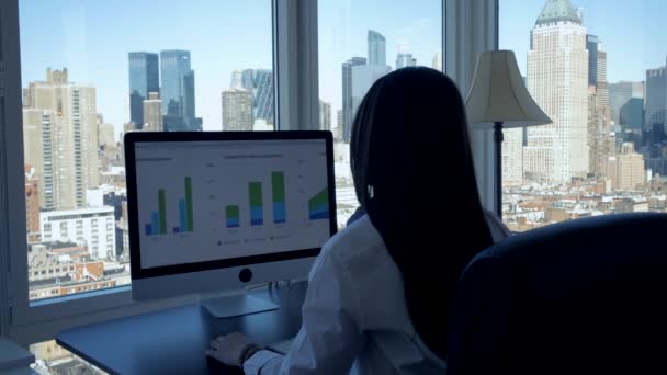 Kobieta pracująca na komputerze — Wideo stockowe