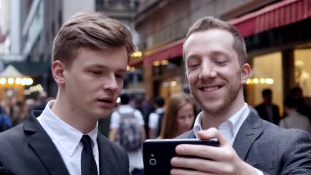 Бізнесмени дивляться на екран смартфона — стокове відео