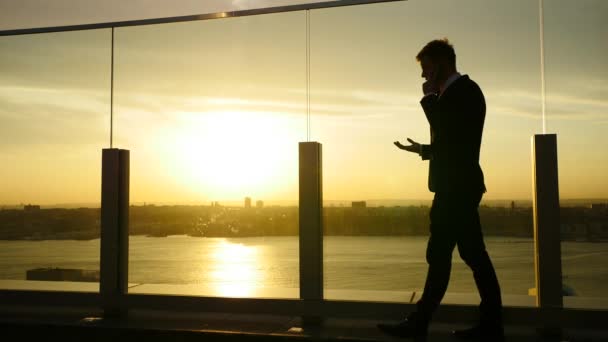 Homem de negócios a falar ao telefone — Vídeo de Stock