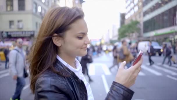 Kvinnan promenader genom staden gatan — Stockvideo