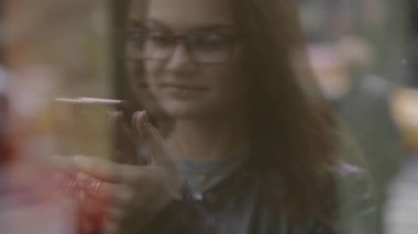 akıllı telefon üzerinde kadın manifatura