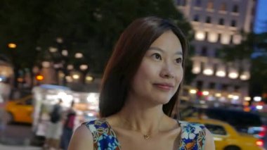 Şehirde dikilen kadın