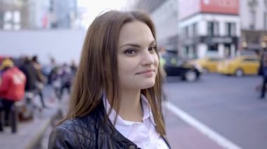 kaldırımda esmer ayakta