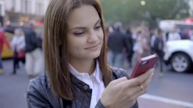 akıllı telefon üzerinde kadın manifatura