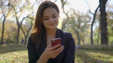 güneşli havanın tadını kadın