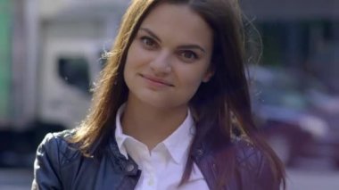 kaldırımda esmer ayakta