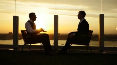 İşadamları konuşma dışında