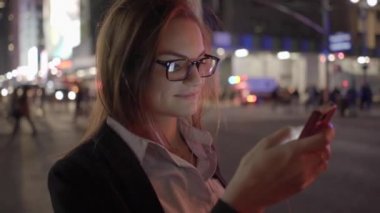 akıllı telefon üzerinde kadın manifatura