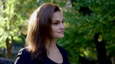 kadın parkta rahatlatıcı