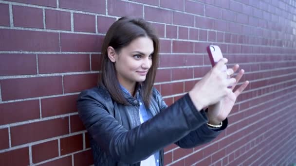 Mujer usando teléfono inteligente — Vídeo de stock