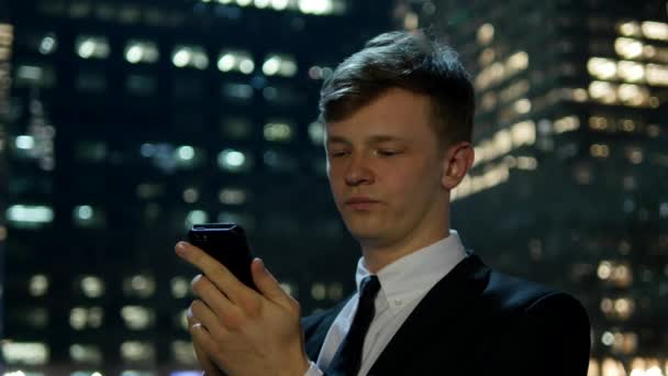 Hombre usando el teléfono inteligente — Vídeos de Stock