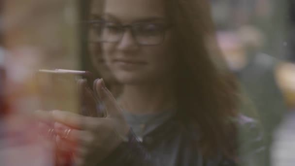 Mensajes de la mujer en el teléfono inteligente — Stockvideo