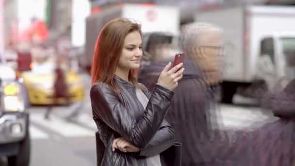 Mujer mensajes de texto en el teléfono inteligente — Vídeo de stock