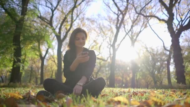 Frau genießt Herbst im Park — Stockvideo