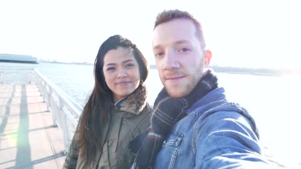 Erkek ve kız arkadaşı birlikte açık havada — Stok video