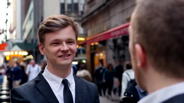 Businessman talking with coworker in public  place — Stock Video