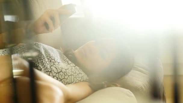 Femme utilisant un téléphone intelligent