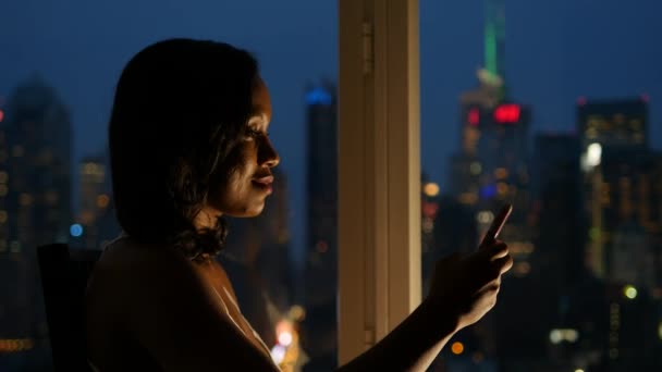 Kobieta SMS-y na inteligentny telefon — Wideo stockowe