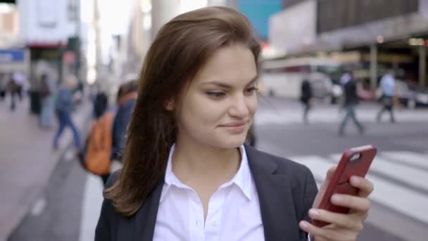 Женщина пишет смс на смартфоне — стоковое видео