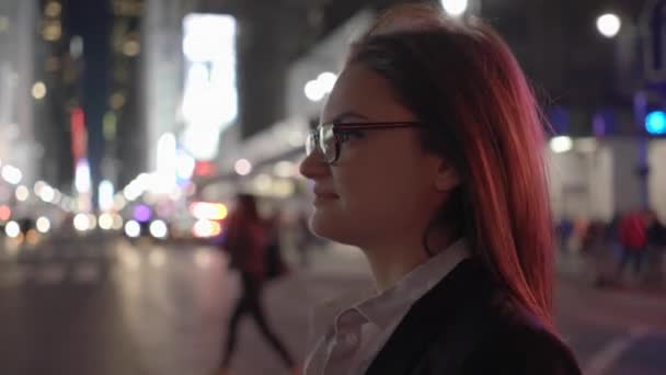 Mujer caminando por la ciudad — Vídeos de Stock
