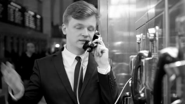 Hombre usando cabina telefónica — Vídeo de stock