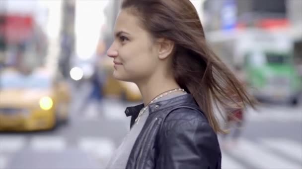 Kobieta idąc przez miasto ulica — Wideo stockowe
