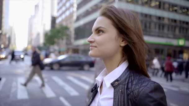 Şehirde sokakta yürüyen kadın — Stok video