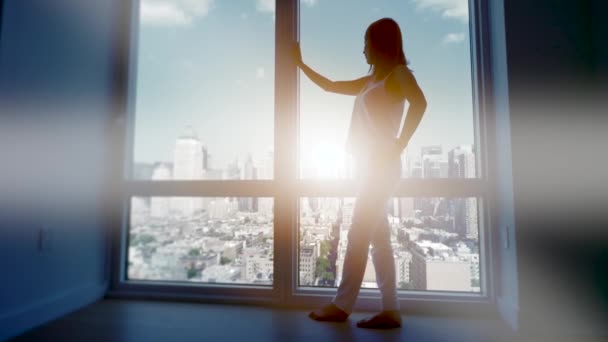 Mujer de pie en la ventana — Vídeos de Stock