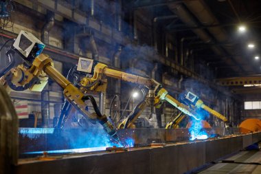 Robot kaynaklama fabrikada kaynak montaj otomotiv parçası