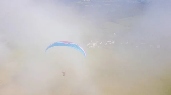Paragliden door de wolken. Prachtig landschap. Extreme sport. Uitzicht van bovenaf. — Stockfoto