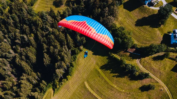 Beautiful paragliding flight. View from above. Italy. Training. Extreme sport. — Stock Photo, Image