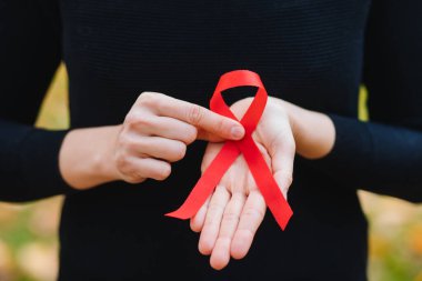 Kadın elleri pembe kurdele tutuyor, göğüs kanseri farkındalığı, Dünya Kanser Günü konsepti. Yüksek kalite fotoğraf