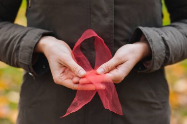 Kadın elleri pembe kurdele tutuyor, göğüs kanseri farkındalığı, Dünya Kanser Günü konsepti