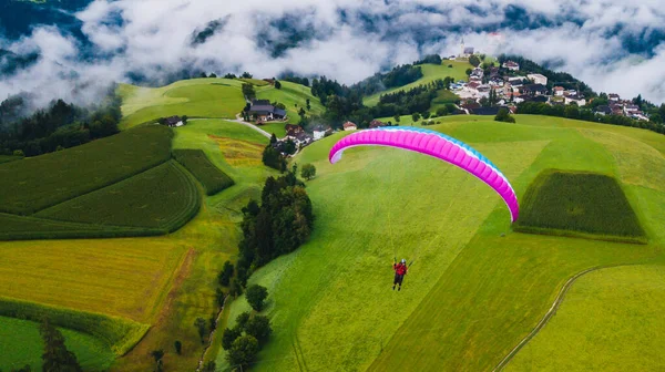 Paragliding through the clouds. Beautiful landscape. Extreme sport. View from above. — Stock Photo, Image