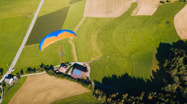 Beautiful paragliding flight. View from above. Italy. Training. Extreme sport. — Stock Photo, Image
