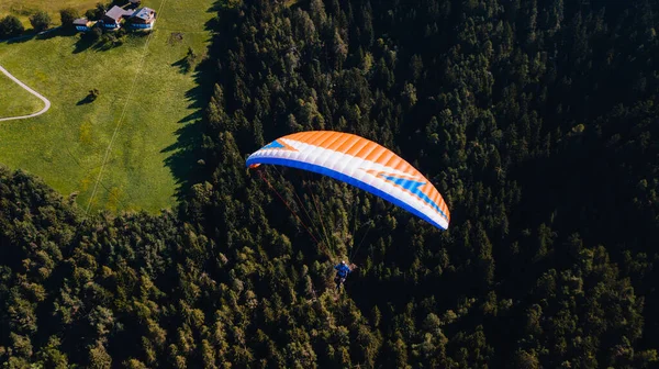 Mooie paragliding vlucht. Zicht van bovenaf. Italië. Opleiding. Extreme sport. — Stockfoto