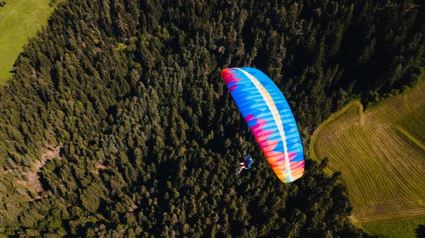 Beau vol en parapente. Vue d'en haut. Italie. Entraînement. Sport extrême. — Photo