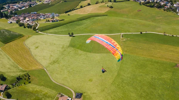 Schöner Gleitschirmflug. Blick von oben. Italien. Ausbildung. Extremsport. Stockbild