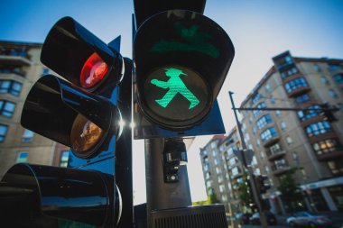 Berlin 'de trafik ışığı. Şehrin sembolü. Yüksek kalite fotoğraf