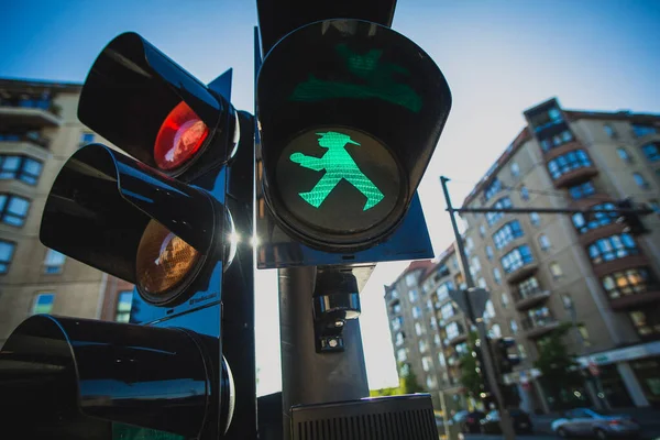 Berlin 'de trafik ışığı. Şehrin sembolü. Yüksek kalite fotoğraf
