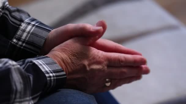 노인의 손입니다. 나이에 대한 개념 — 비디오