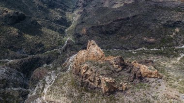 Tenerife 'de dağ yürüyüşü. Volkanik kayalarla kaplı manzara