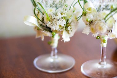 Masada iki tane düğün bardağı var. Dekorasyon.