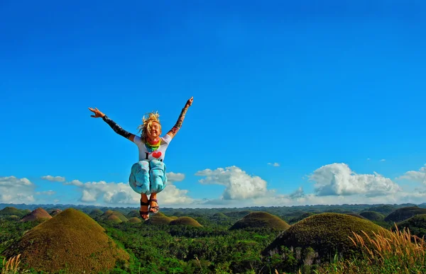 Mujer joven saltando en la colina de chocolate —  Fotos de Stock