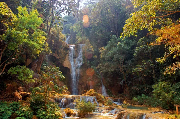 Водопад в глубоком лесу, Лаос, Луангпрабанг — стоковое фото