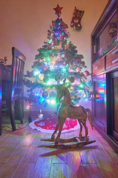 Χριστουγεννιάτικη Διακόσμηση Στο Εσωτερικό Του Δωματίου Grunge Κουνιστή Καρέκλα Αλόγου — Φωτογραφία Αρχείου