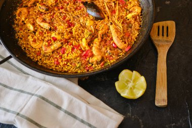 Geleneksel deniz ürünleri paella 'sı.