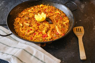 Geleneksel deniz ürünleri paella 'sı.