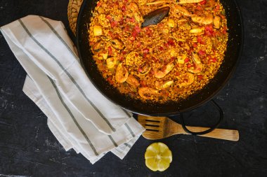 Geleneksel deniz ürünleri paella 'sı.