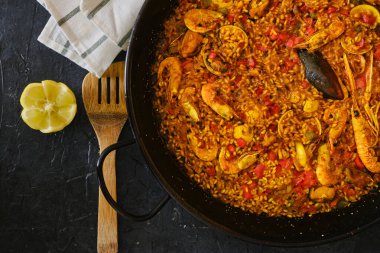 Geleneksel deniz ürünleri paella 'sı.